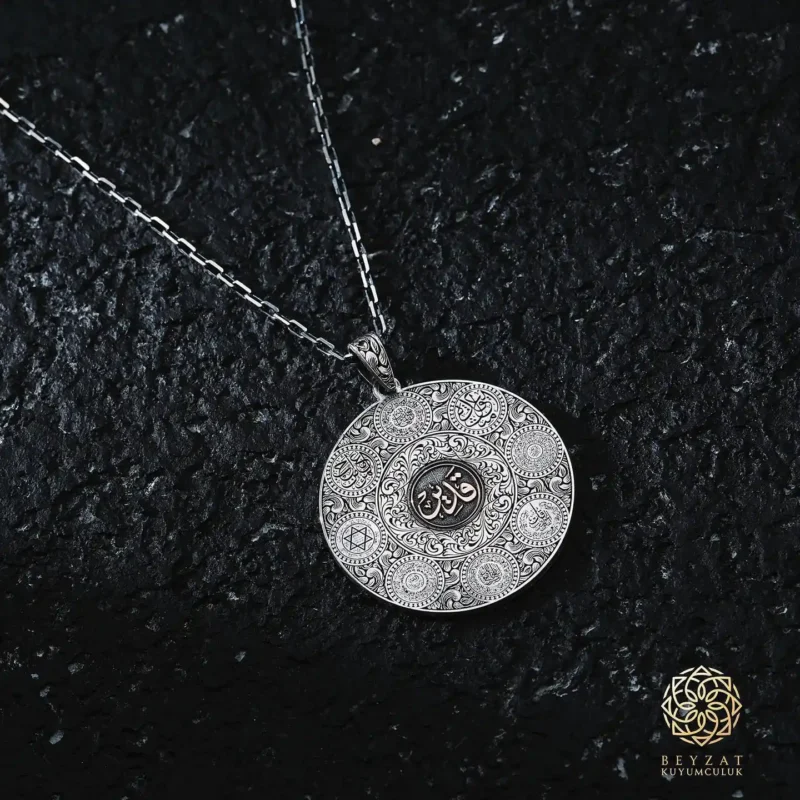 3344149090080698599_3027653227 İsimli Gümüş Erkek Madalyon Kolye Modeli