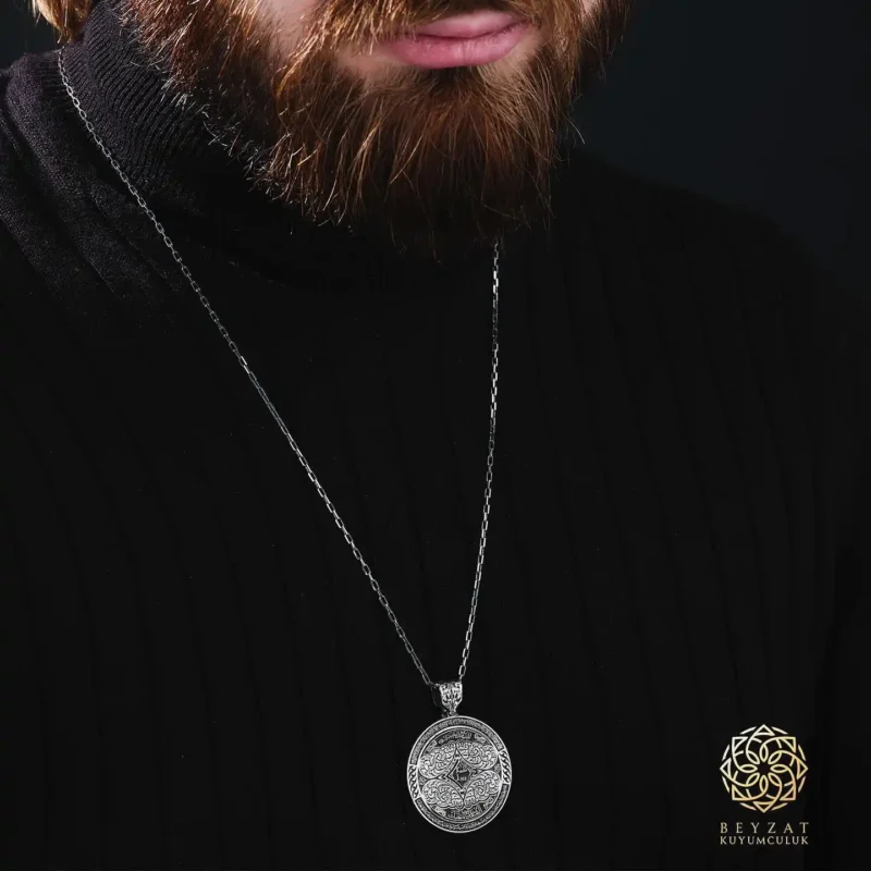 Gravür İşlemeli Gümüş Madalyon Kolye