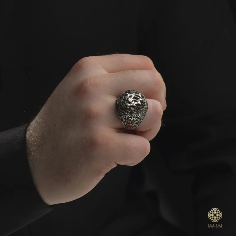 BEYZAT 2025 NISAN24130 copy Siyah Mikro Taşlı Harfli Gümüş Yüzük